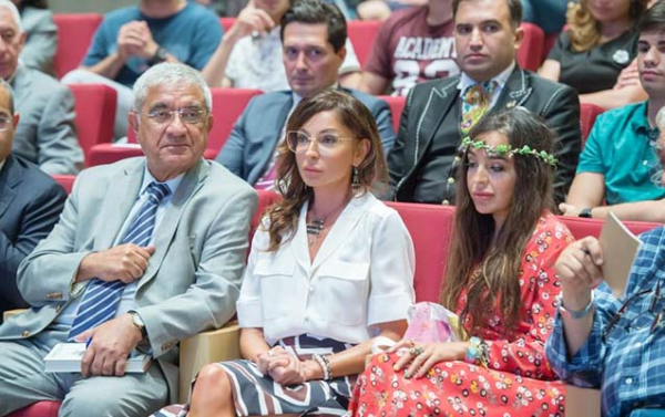 Mehriban Əliyeva iş adamının mühazirəsini dinlədi